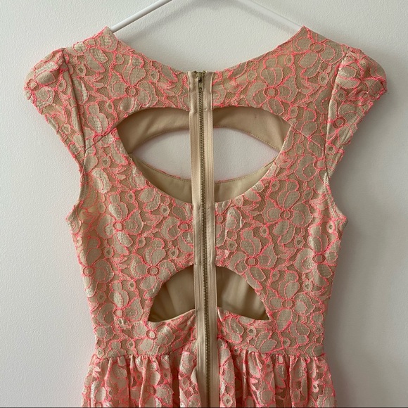 BEAUTIFUL LACE DRESS - Picture 4 of 11